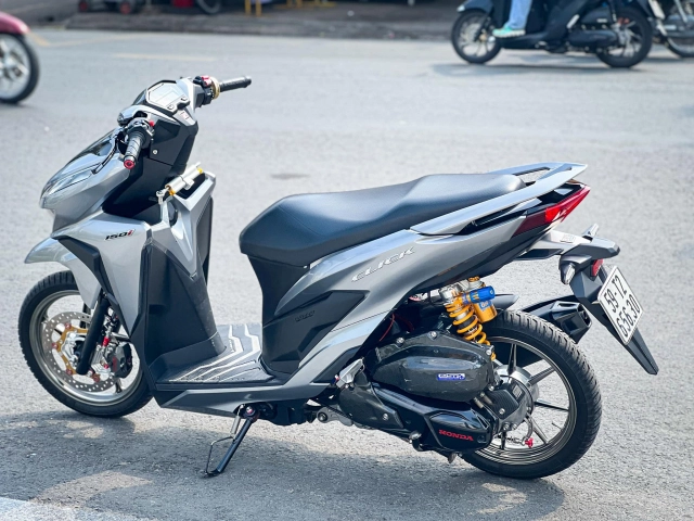Vario độ dàn chân bất đối xứng phá cách theo đường lối riêng