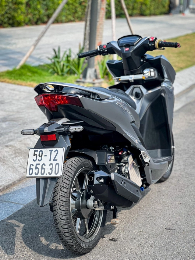Vario độ dàn chân bất đối xứng phá cách theo đường lối riêng