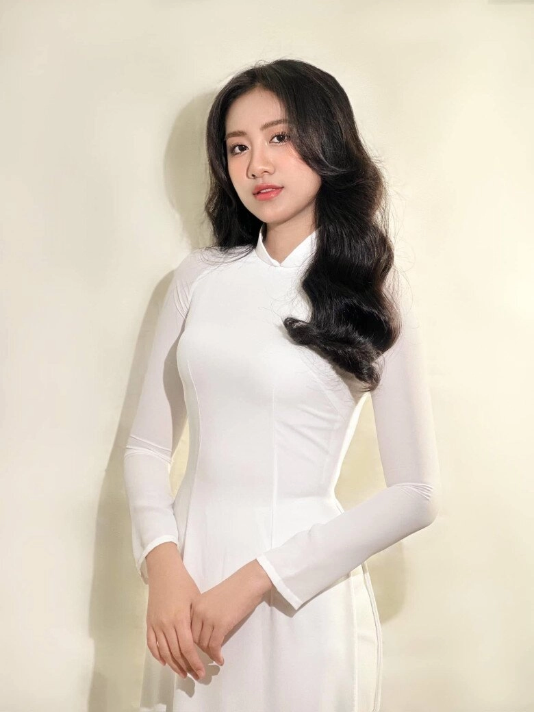 Vẻ đẹp đối lập của hai nàng hậu cùng tên linh vừa đăng quang cách nhau 1 tuần