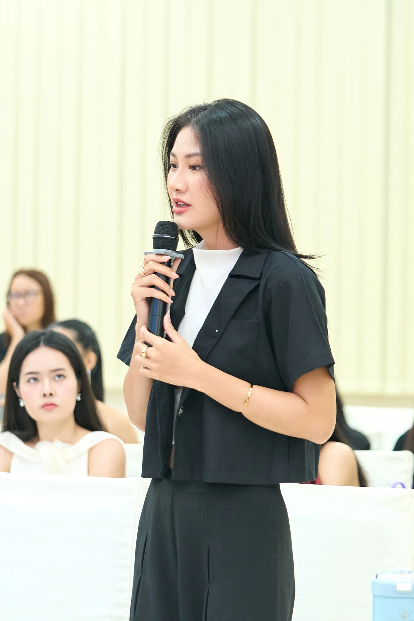 Vẻ đẹp đối lập của hai nàng hậu cùng tên linh vừa đăng quang cách nhau 1 tuần