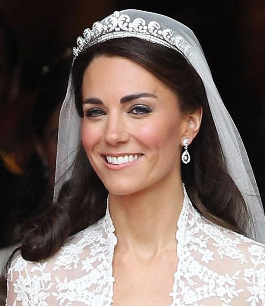 Vì sao cả công nương meghan markle lẫn lý nhã kỳ lại mê mệt màu son này đến vậy