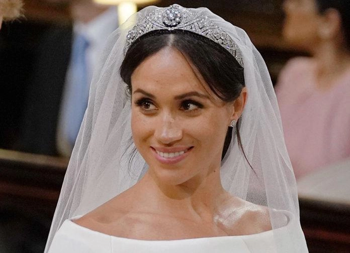 Vì sao cả công nương meghan markle lẫn lý nhã kỳ lại mê mệt màu son này đến vậy