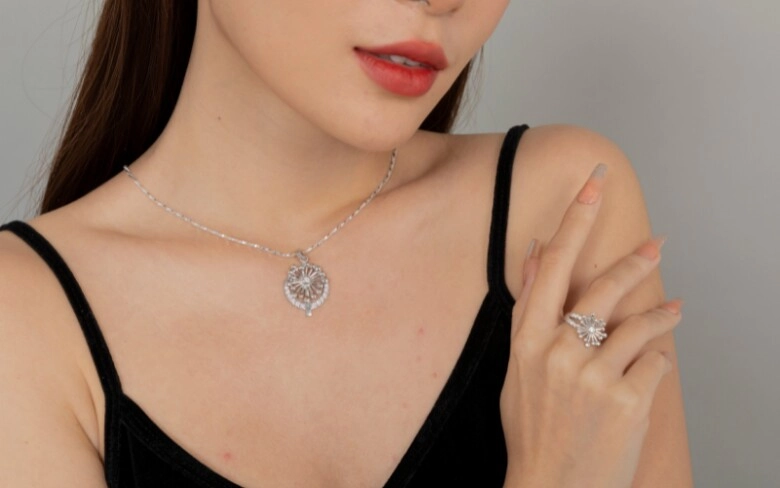 Vì sao người xưa dặn đeo vàng ngọc tay trái bạc tay phải bí quyết vừa sang đẹp vừa giàu có chính là đây