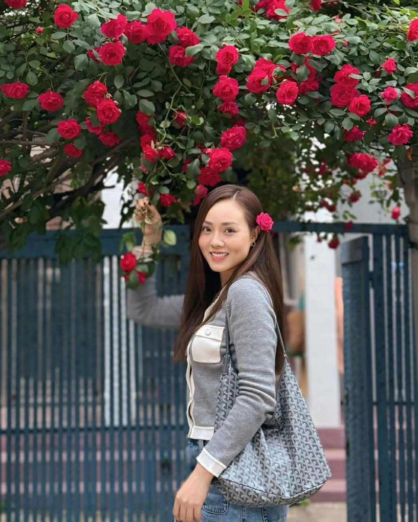 Vợ công lý diện loạt đồ phong cách giàu ngầm trên phố hàn quốc