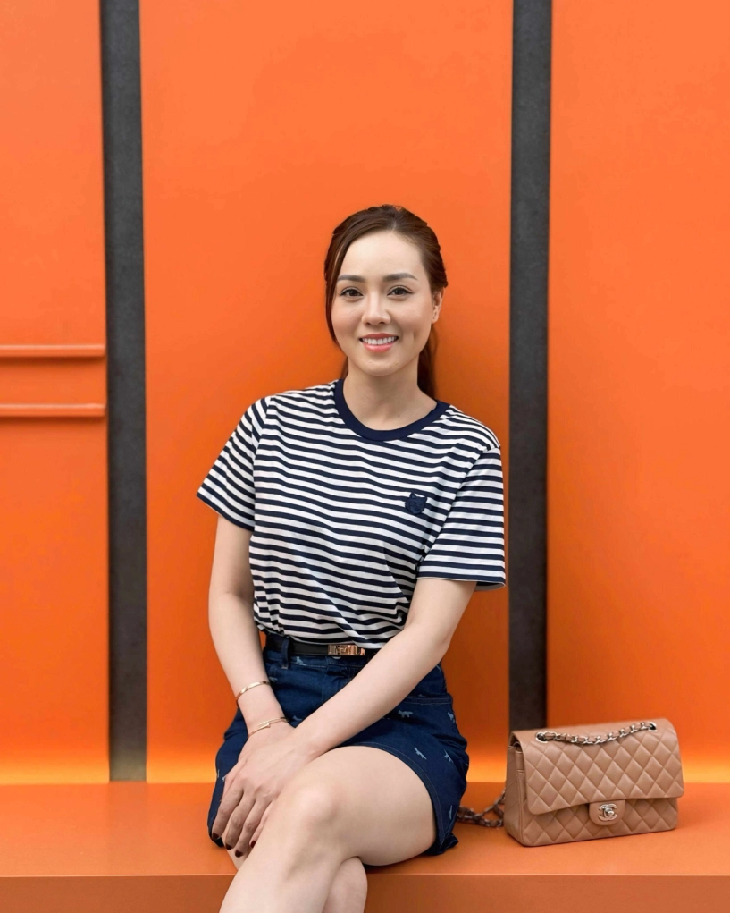 Vợ công lý diện loạt đồ phong cách giàu ngầm trên phố hàn quốc