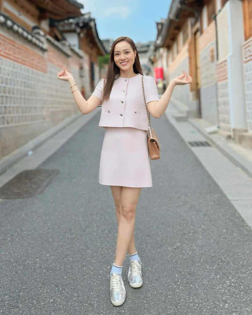 Vợ công lý diện loạt đồ phong cách giàu ngầm trên phố hàn quốc