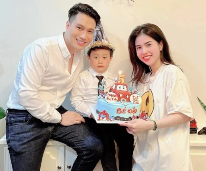 Vợ cũ việt anh u40 lên đồ vẫn trẻ như gái đôi mươi được khen quyến rũ không kém ngọc trinh