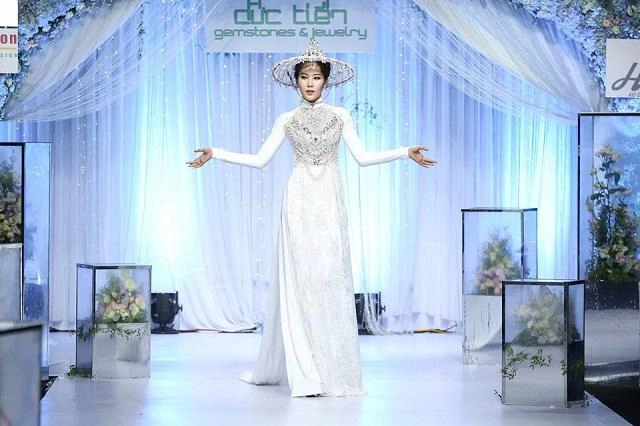 Vừa khoe giảm cân thành công nam em lại bị lộ gương mặt tròn trĩnh và thân hình 34 khúc