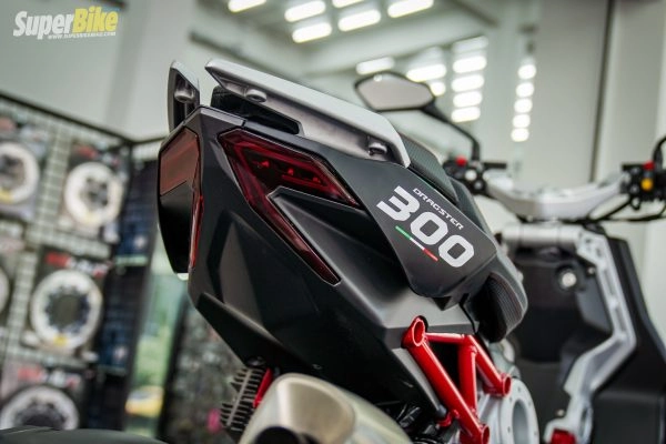 Xe tay ga cao cấp italjet dragster 300 sẽ thu hút mọi ánh nhìn khi xuống đường