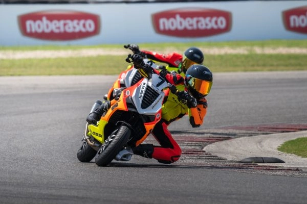 Xe tay ga cao cấp italjet dragster 300 sẽ thu hút mọi ánh nhìn khi xuống đường