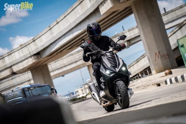 Xe tay ga cao cấp italjet dragster 300 sẽ thu hút mọi ánh nhìn khi xuống đường