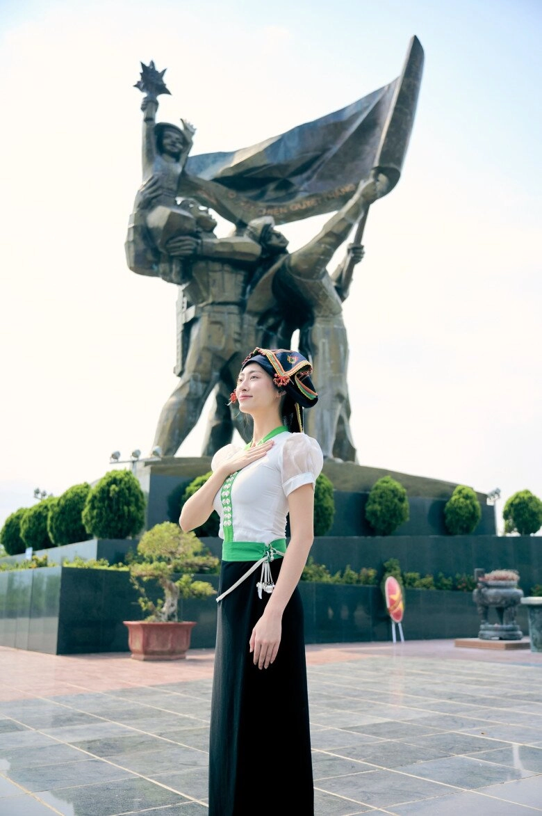Xuất hiện cô gái đồng bào thái mặc đồ truyền thống độc đáo đẹp phát sáng hoá ra là hoa hậu tiến sĩ đình đám