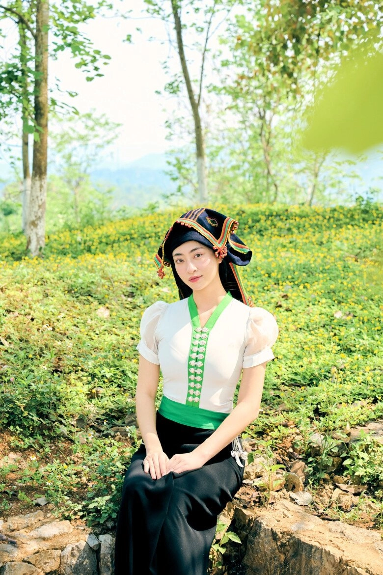 Xuất hiện cô gái đồng bào thái mặc đồ truyền thống độc đáo đẹp phát sáng hoá ra là hoa hậu tiến sĩ đình đám