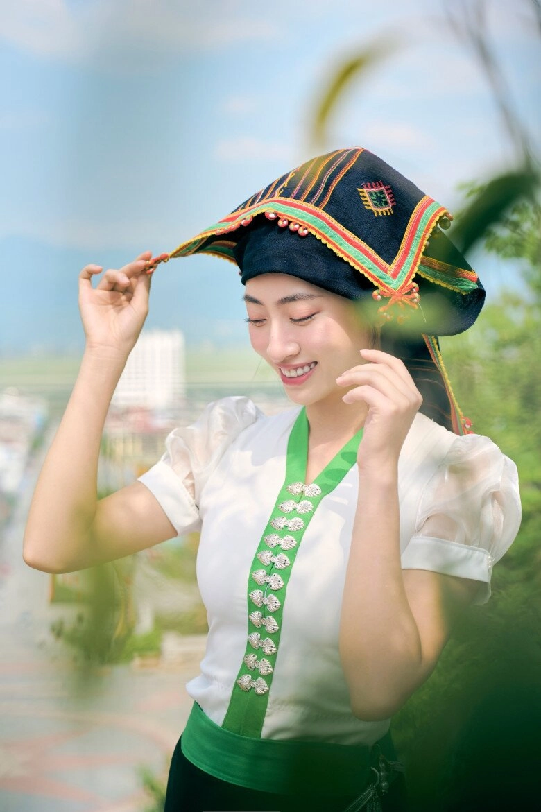 Xuất hiện cô gái đồng bào thái mặc đồ truyền thống độc đáo đẹp phát sáng hoá ra là hoa hậu tiến sĩ đình đám