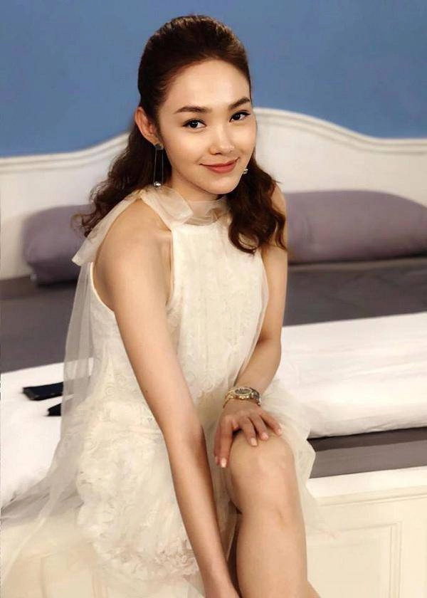 Xuất hiện tại the face minh hằng gây ngạc nhiên bởi chiếc cằm muốn xuyên thủng vạn vật