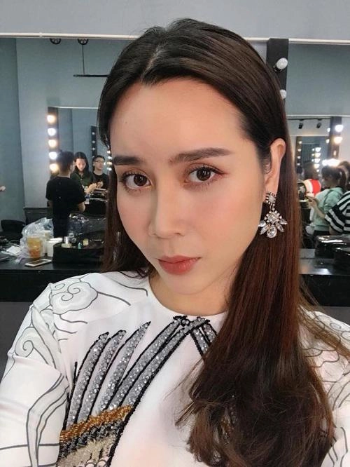 Xuất hiện với diện mạo khác lạ phải chăng lưu hương giang chạy theo trào lưu độn trán