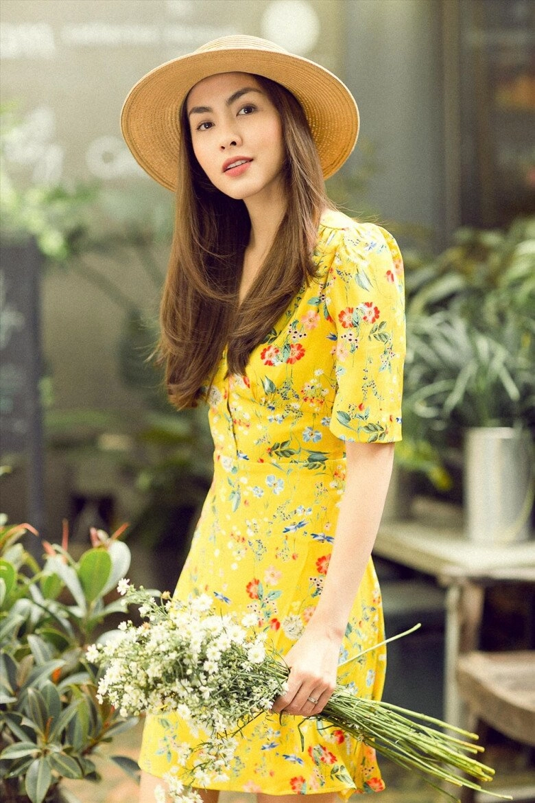 Xuống phố sáng thứ 7 với váy hoa sặc sỡ như tăng thanh hà mặc sao để trông điệu đà mà không sến