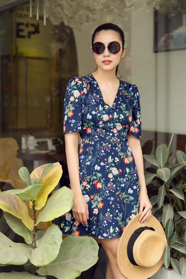 Xuống phố sáng thứ 7 với váy hoa sặc sỡ như tăng thanh hà mặc sao để trông điệu đà mà không sến