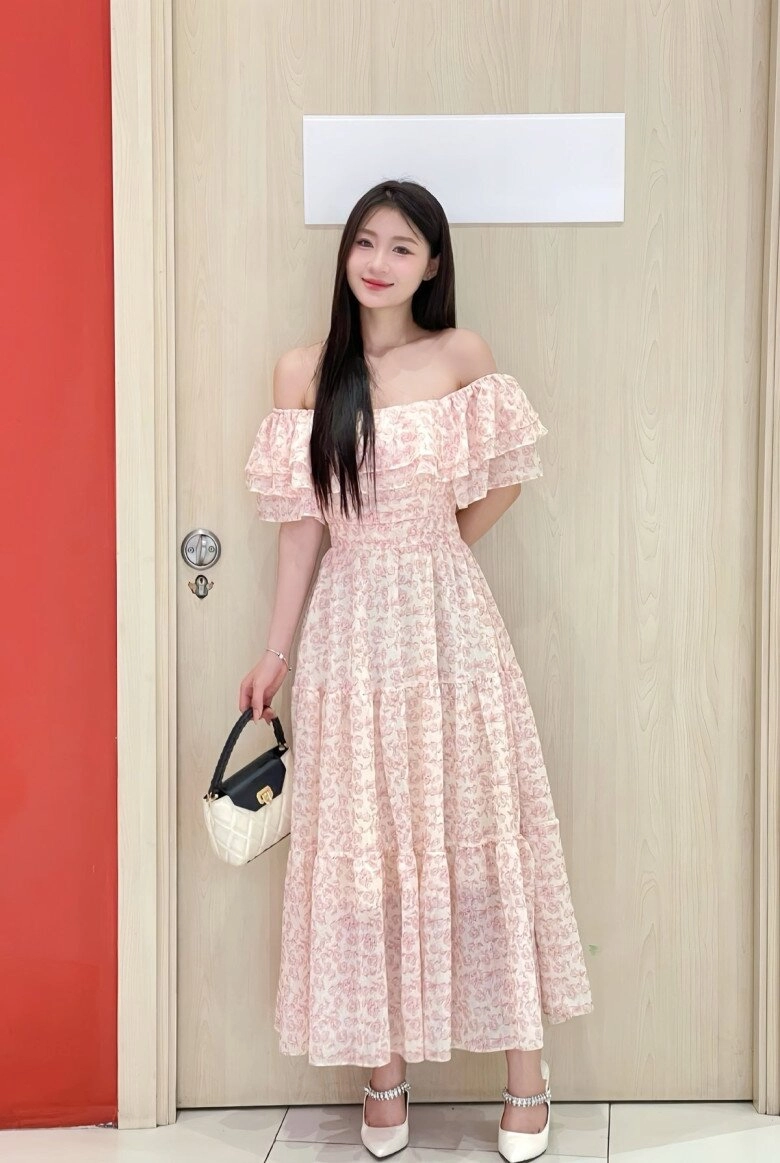 Xuống phố sáng thứ 7 với váy hoa sặc sỡ như tăng thanh hà mặc sao để trông điệu đà mà không sến