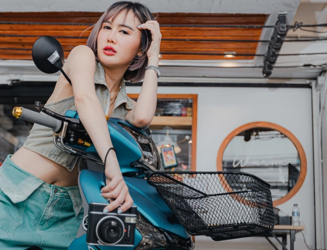 Yamaha finn 115 độ hết bài đọ sắc bên cạnh cô nàng nóng bỏng