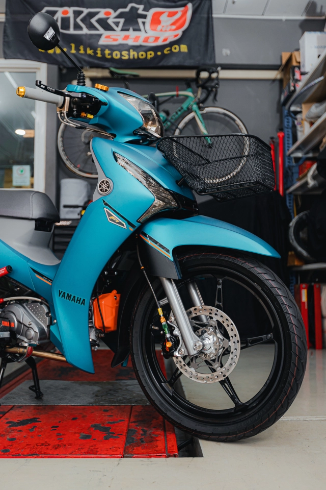 Yamaha finn 115 độ hết bài đọ sắc bên cạnh cô nàng nóng bỏng
