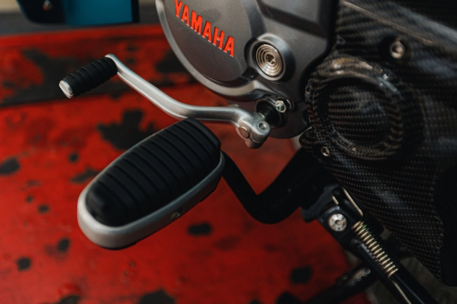 Yamaha finn 115 độ hết bài đọ sắc bên cạnh cô nàng nóng bỏng
