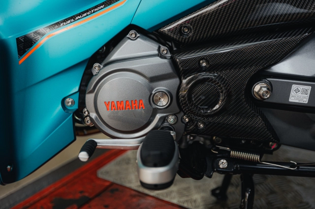 Yamaha finn 115 độ hết bài đọ sắc bên cạnh cô nàng nóng bỏng