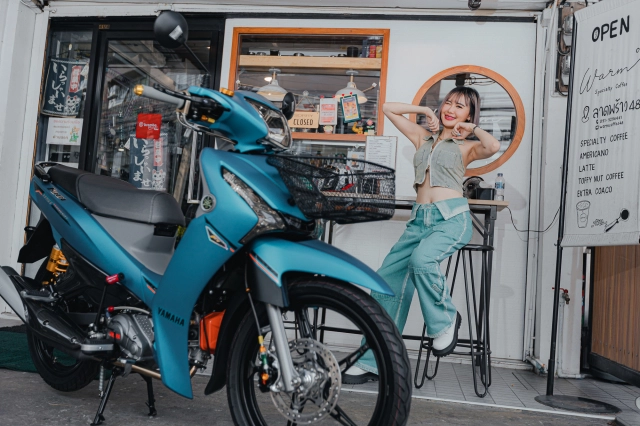 Yamaha finn 115 độ hết bài đọ sắc bên cạnh cô nàng nóng bỏng