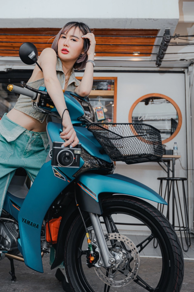 Yamaha finn 115 độ hết bài đọ sắc bên cạnh cô nàng nóng bỏng