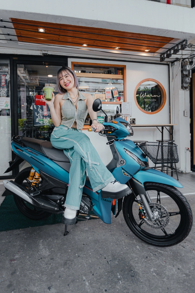 Yamaha finn 115 độ hết bài đọ sắc bên cạnh cô nàng nóng bỏng