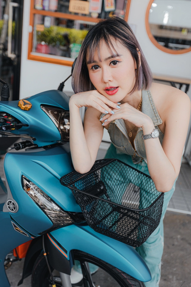Yamaha finn 115 độ hết bài đọ sắc bên cạnh cô nàng nóng bỏng