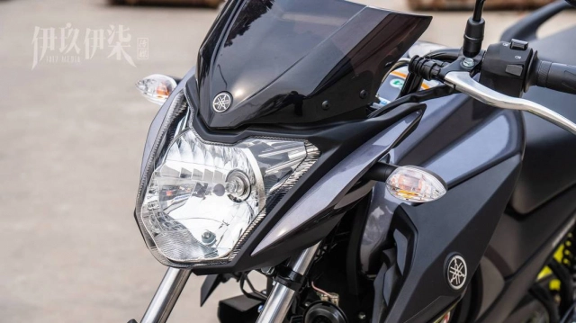 Ys150 2025 sở hữu kiểu dáng yamaha fz tuy nhiên dàn chân lại vô cùng độc lạ