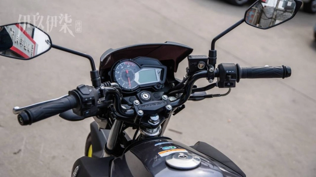 Ys150 2025 sở hữu kiểu dáng yamaha fz tuy nhiên dàn chân lại vô cùng độc lạ