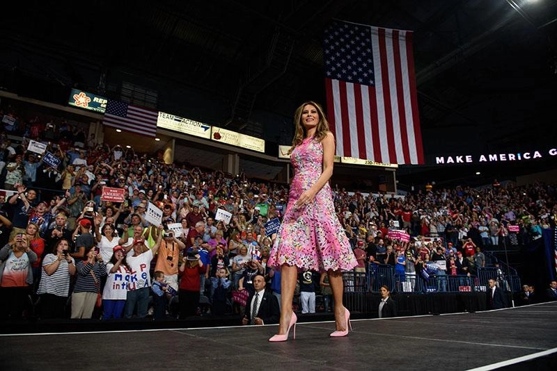 10 lần chọn đồ chuẩn nhất của bà melania trong một năm làm phu nhân tổng thống mỹ