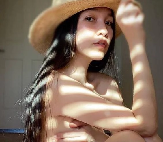 18 năm làm mẹ đơn thân nữ ca sĩ này vẫn tươi trẻ khoe ảnh nude gây sốt dân mạng