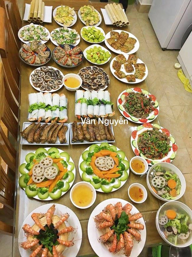 4 tiếng làm 2 mâm cơm đãi 20 khách 8x khiến bố mẹ tưởng đặt cơm nhà hàng hạng sang