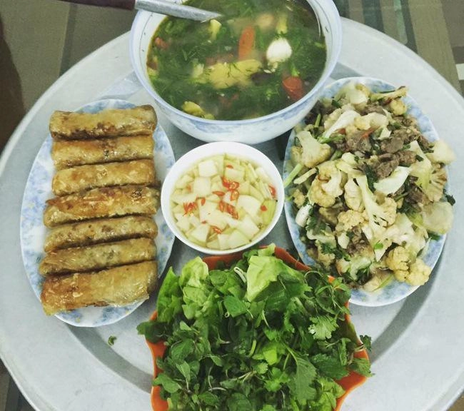 9x xinh đẹp chia sẻ những bữa cơm đầy ắp món ngon chỉ 25 nghìn đồngngười