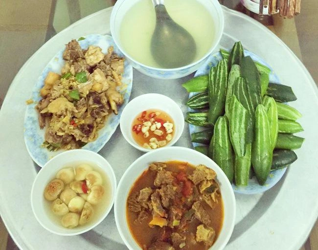 9x xinh đẹp chia sẻ những bữa cơm đầy ắp món ngon chỉ 25 nghìn đồngngười