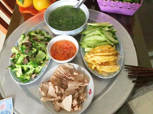 9x xinh đẹp chia sẻ những bữa cơm đầy ắp món ngon chỉ 25 nghìn đồngngười