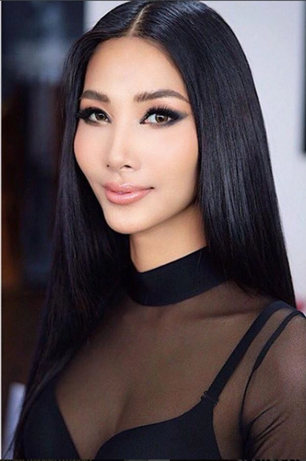 Á hậu hoàng thuỳ xinh đẹp như búp bê trong loạt ảnh hậu trường mới nhất