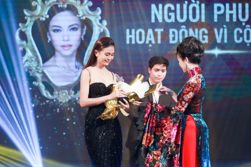 Á hậu mâu thủy bốc lửa nhận giải người phụ nữ hoạt động vì cộng đồng của năm