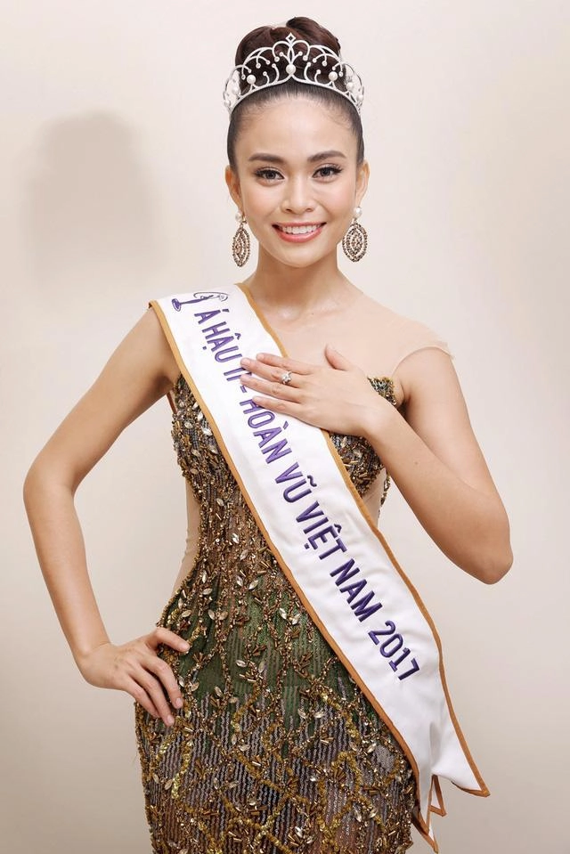 Á hậu mâu thuỷ chỉnh đốn đàn em vì vô cảm trước u23 việt nam