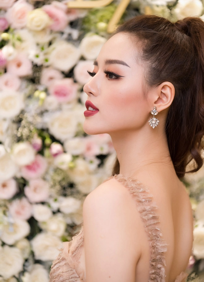 Á hậu tú anh khoe hàng hiệu xa xỉ sau sự cố nhập viện
