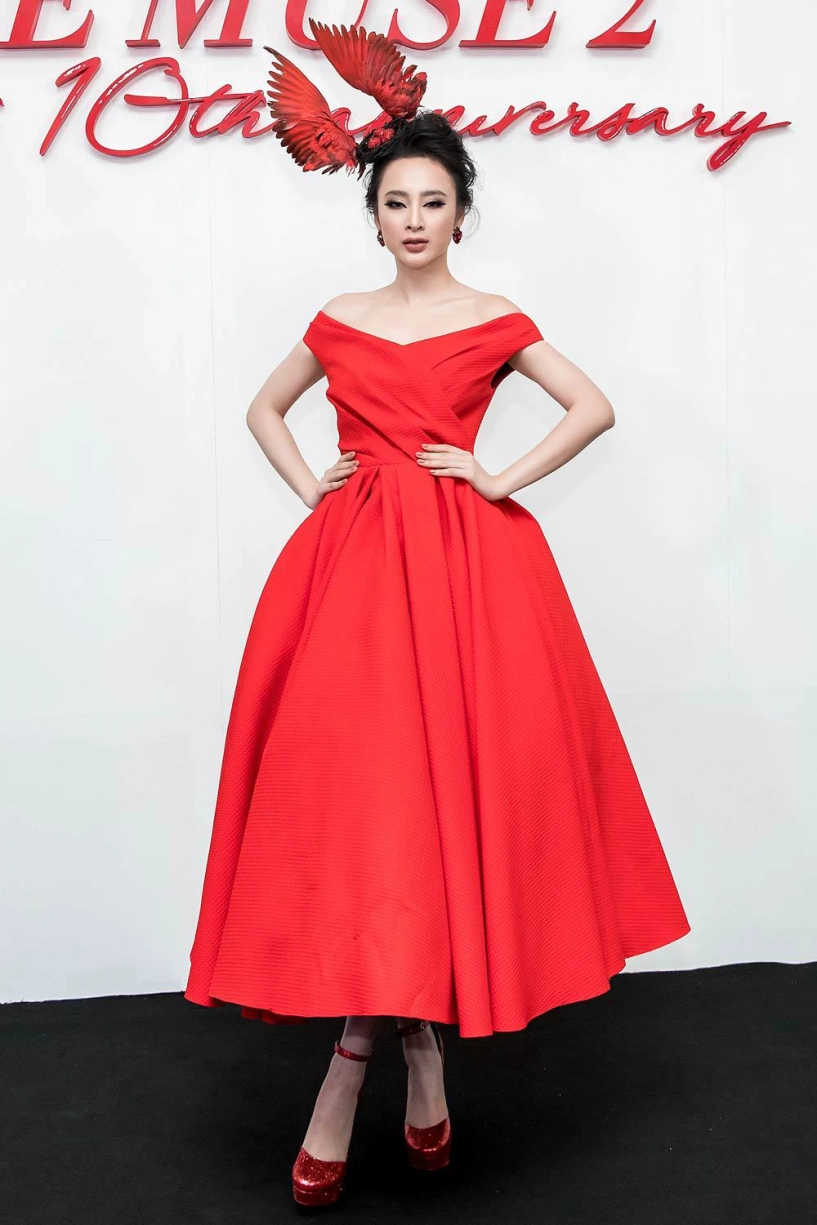 Angela phương trinh đội mũ tổ chim đọ sắc cùng hoa hậu đỗ mỹ linh trên thảm đỏ