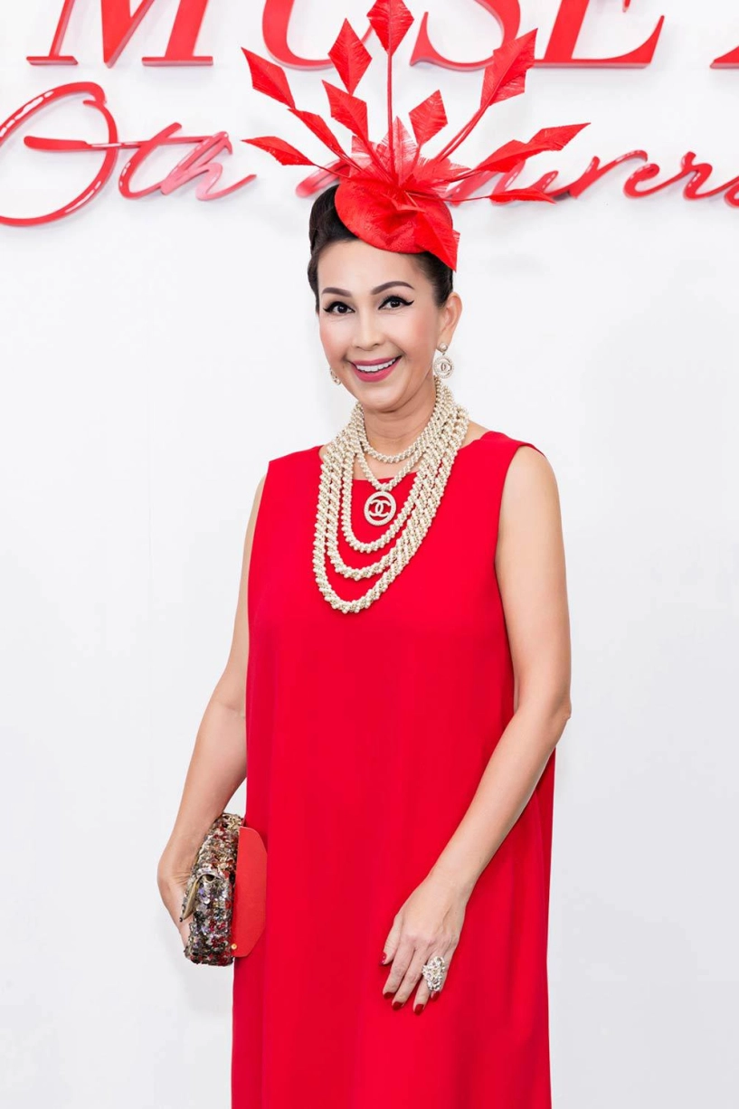 Angela phương trinh đội mũ tổ chim đọ sắc cùng hoa hậu đỗ mỹ linh trên thảm đỏ