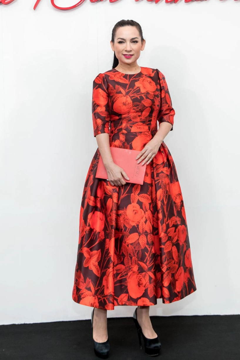 Angela phương trinh đội mũ tổ chim đọ sắc cùng hoa hậu đỗ mỹ linh trên thảm đỏ