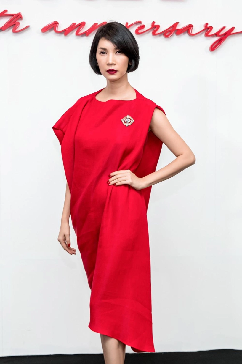 Angela phương trinh đội mũ tổ chim đọ sắc cùng hoa hậu đỗ mỹ linh trên thảm đỏ