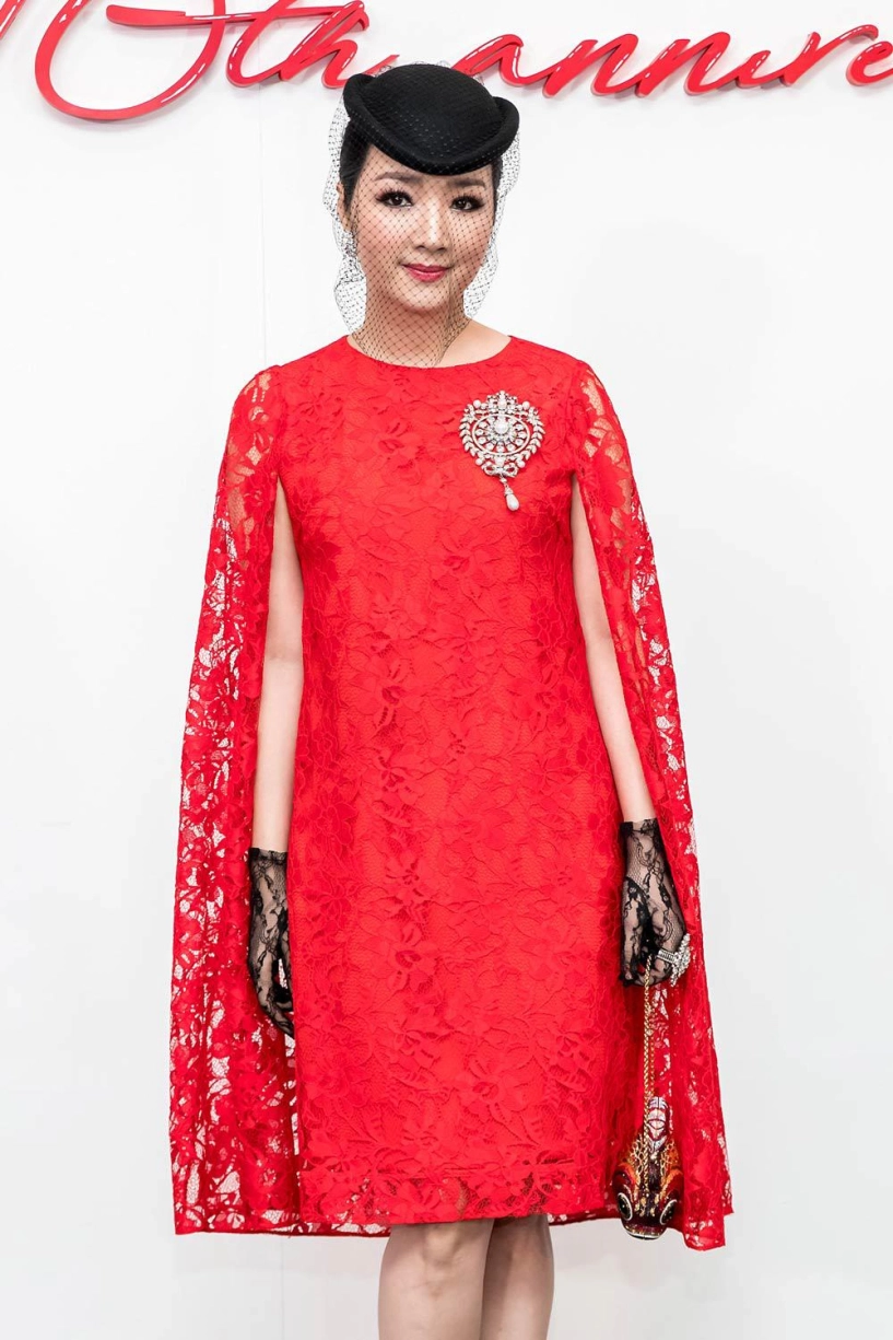Angela phương trinh đội mũ tổ chim đọ sắc cùng hoa hậu đỗ mỹ linh trên thảm đỏ