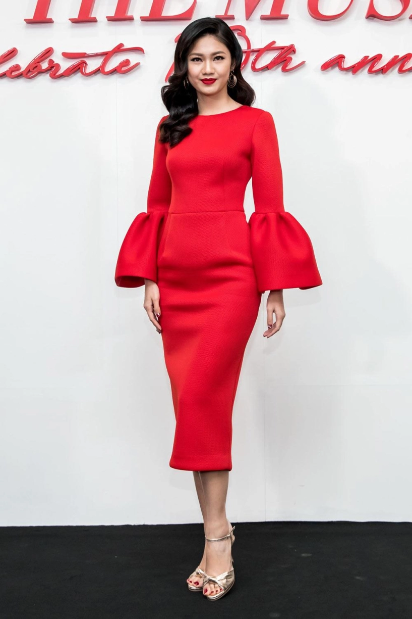 Angela phương trinh đội mũ tổ chim đọ sắc cùng hoa hậu đỗ mỹ linh trên thảm đỏ