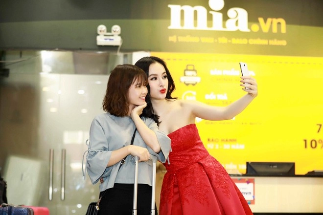 Angela phương trinh mâu thủy lan ngọc mua sắm vali giảm giá khủng trong đợt xả hàng